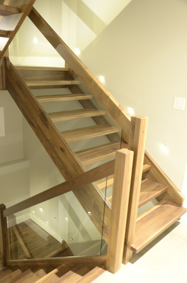 Пример оригинального дизайна: угловая лестница среднего размера в стиле модернизм с деревянными ступенями и стеклянными перилами без подступенок