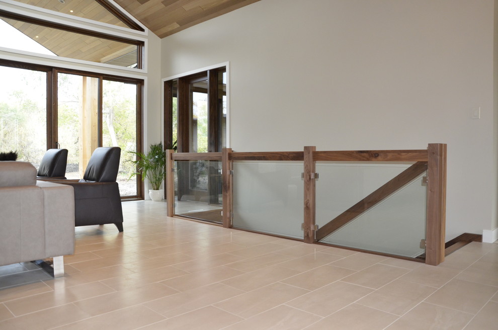 Idée de décoration pour un escalier minimaliste de taille moyenne avec des contremarches en bois et un garde-corps en verre.