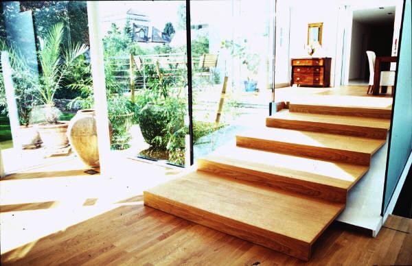 Идея дизайна: маленькая прямая деревянная лестница в стиле фьюжн с деревянными ступенями для на участке и в саду