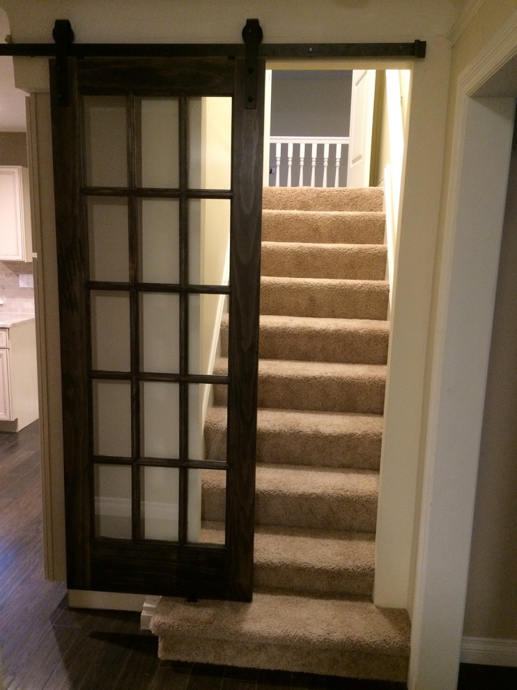 Идея дизайна: прямая лестница в стиле неоклассика (современная классика) с ступенями с ковровым покрытием и ковровыми подступенками