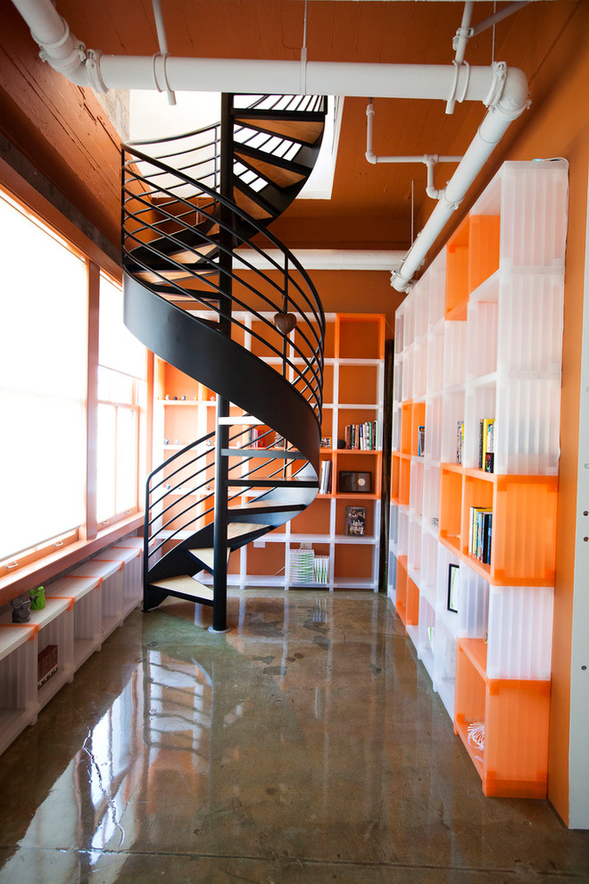 Inspiration pour un escalier sans contremarche hélicoïdal urbain avec des marches en bois.