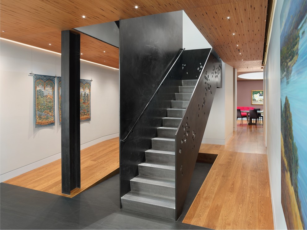 На фото: прямая металлическая лестница в современном стиле с металлическими ступенями
