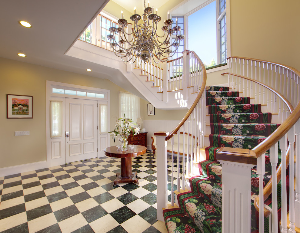 Inspiration pour un escalier peint courbe traditionnel avec des marches en bois et éclairage.