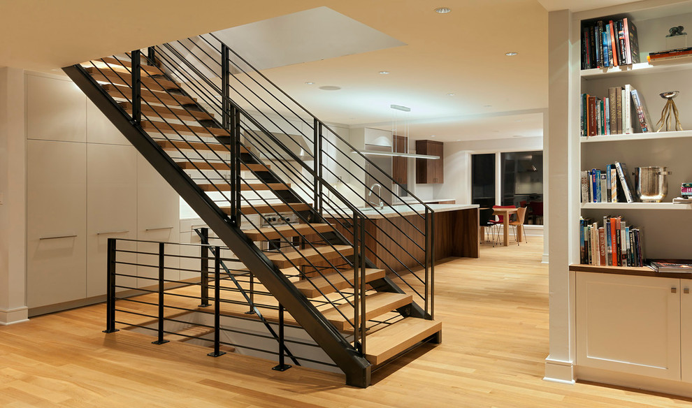Imagen de escalera recta, contemporánea, sin contrahuella, con escalones de madera y barandilla de metal