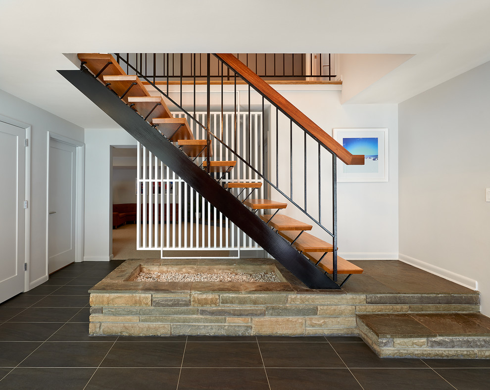 Идея дизайна: прямая лестница в стиле ретро с деревянными ступенями без подступенок