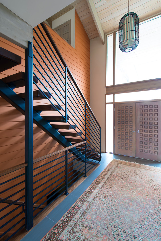 Cette image montre un escalier sans contremarche droit bohème avec des marches en bois.