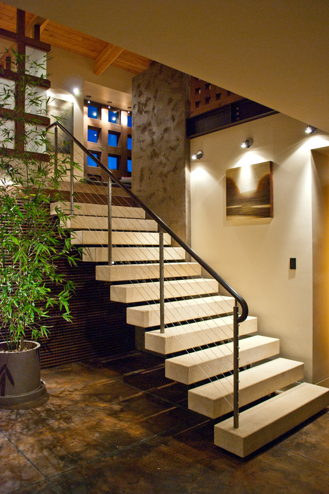 Cette image montre un escalier design avec éclairage.