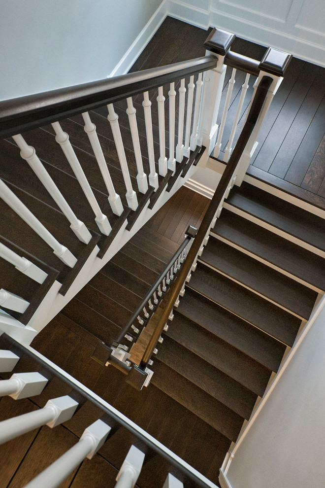 Стильный дизайн: лестница в стиле неоклассика (современная классика) с деревянными ступенями и крашенными деревянными подступенками - последний тренд