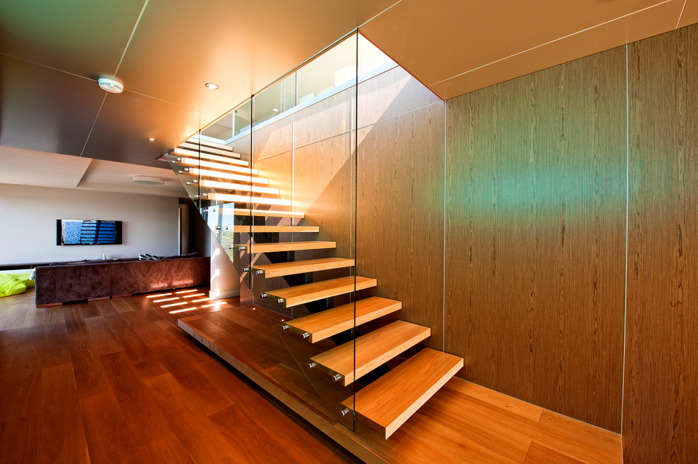 Aménagement d'un escalier sans contremarche droit contemporain avec des marches en bois.