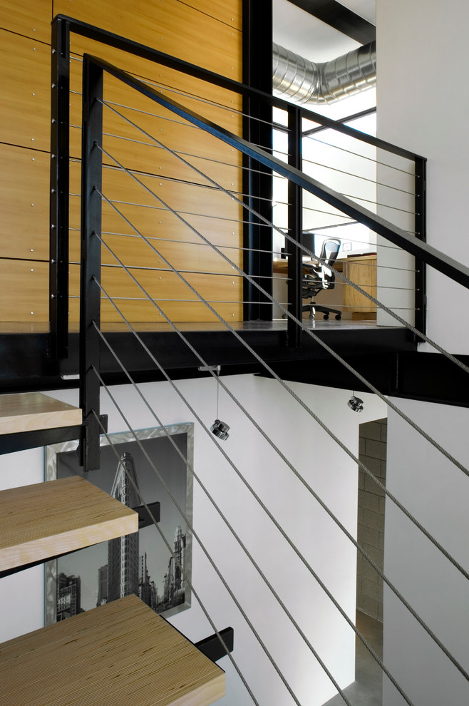 Ejemplo de escalera recta moderna de tamaño medio sin contrahuella con escalones de madera
