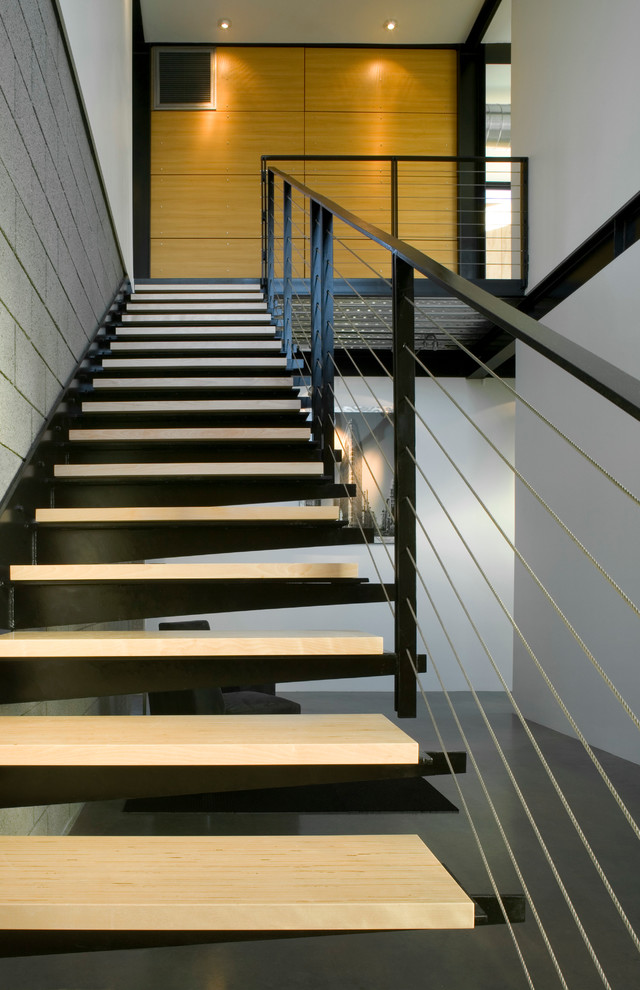 Exemple d'un escalier sans contremarche droit moderne de taille moyenne avec des marches en bois.