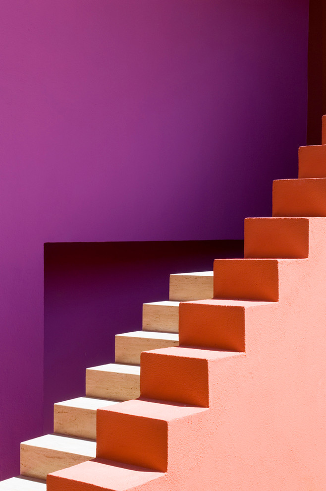ヨーテボリにある巨大なトランジショナルスタイルのおしゃれな階段の写真