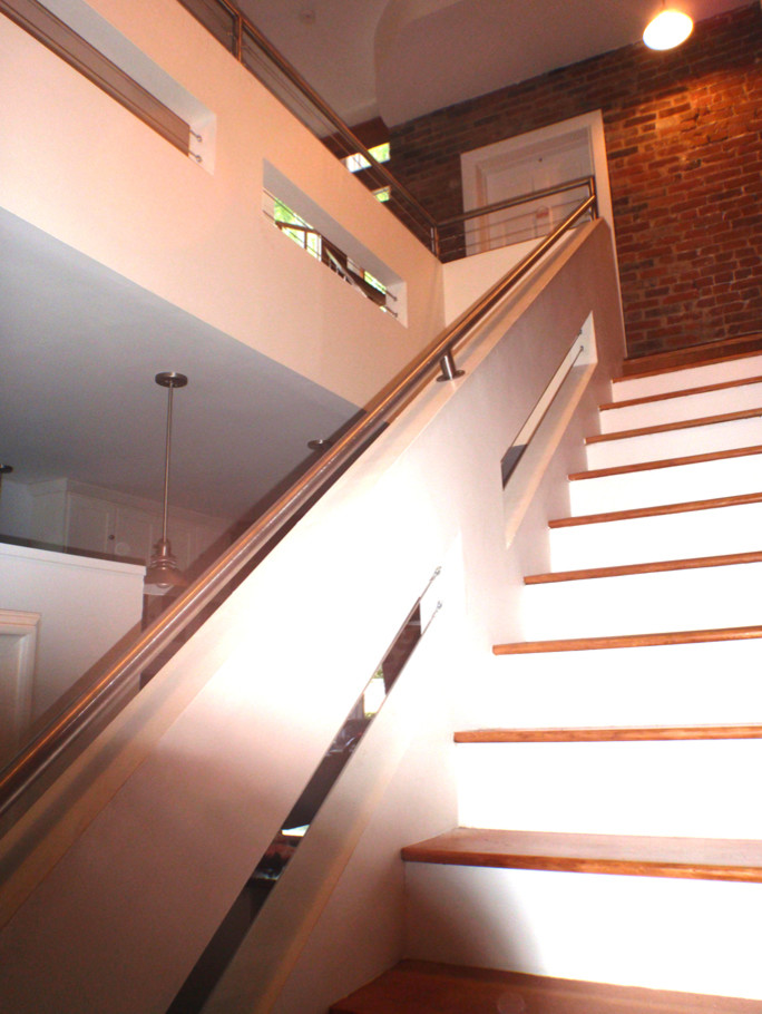 Idées déco pour un escalier peint droit moderne de taille moyenne avec des marches en bois.