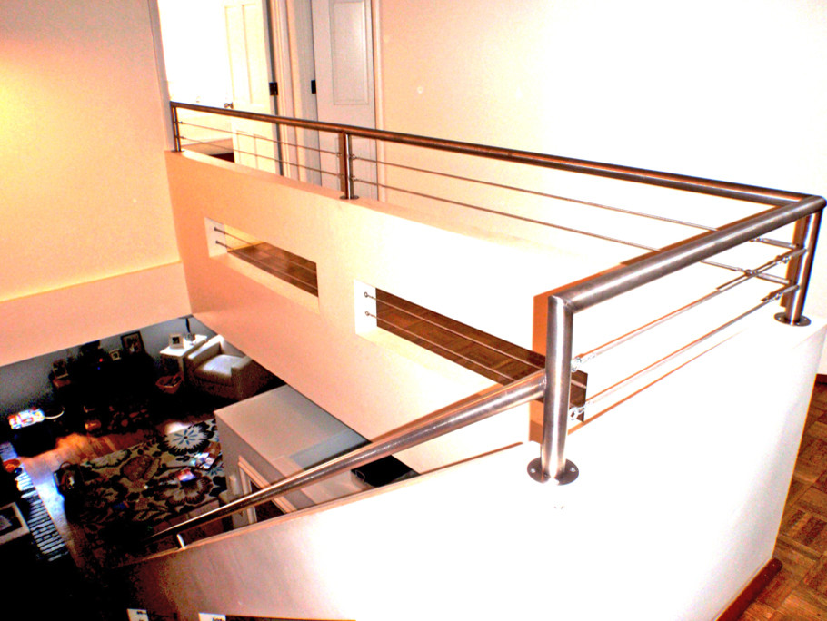 На фото: прямая лестница среднего размера в стиле модернизм с деревянными ступенями и крашенными деревянными подступенками