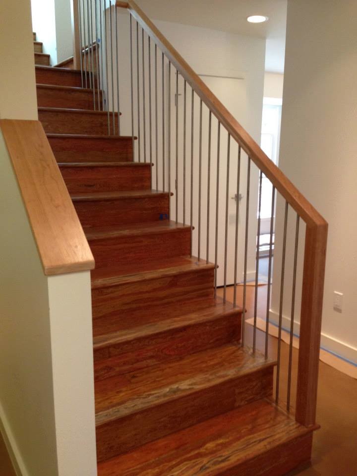 Свежая идея для дизайна: прямая деревянная лестница в стиле кантри с деревянными ступенями - отличное фото интерьера
