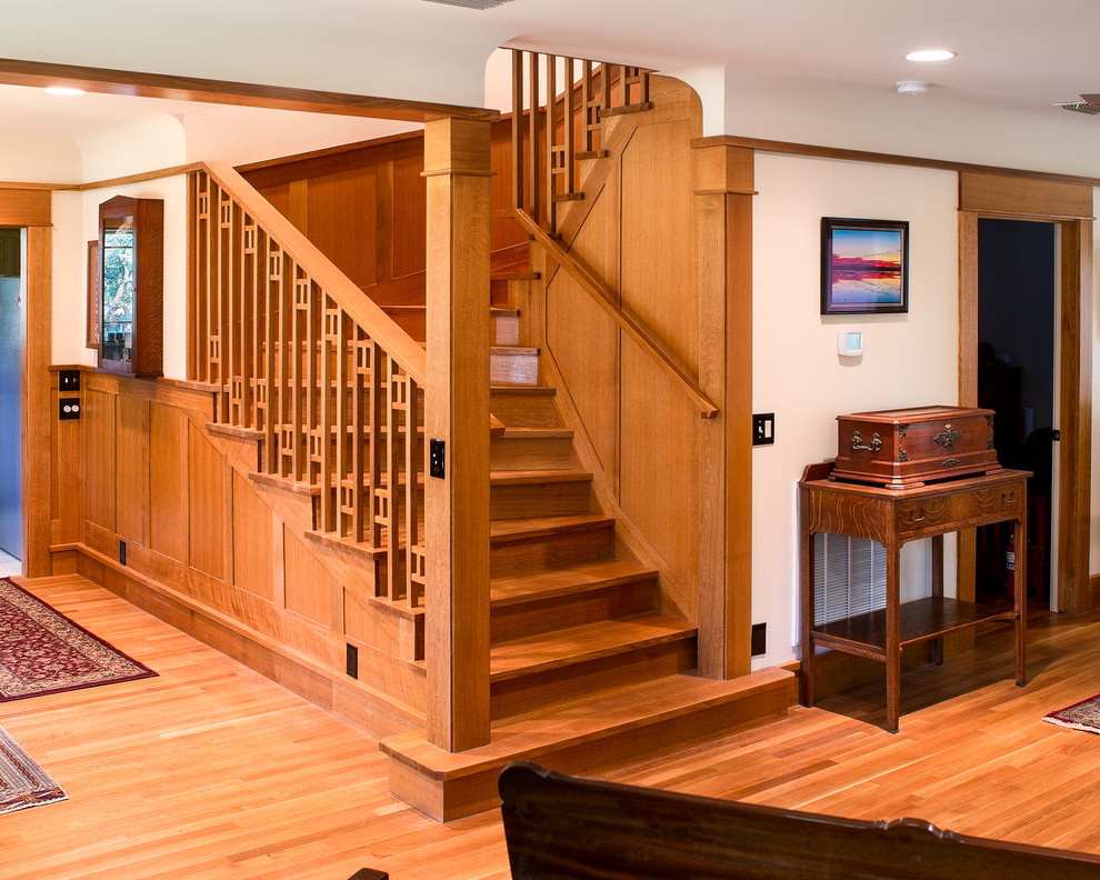 На фото: винтовая деревянная лестница среднего размера в стиле кантри с деревянными ступенями и деревянными перилами