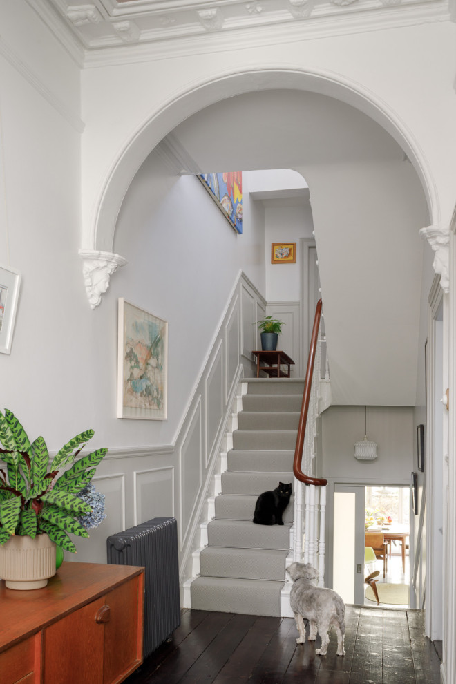 Источник вдохновения для домашнего уюта: п-образная лестница в стиле фьюжн с крашенными деревянными ступенями, крашенными деревянными подступенками, деревянными перилами и панелями на стенах