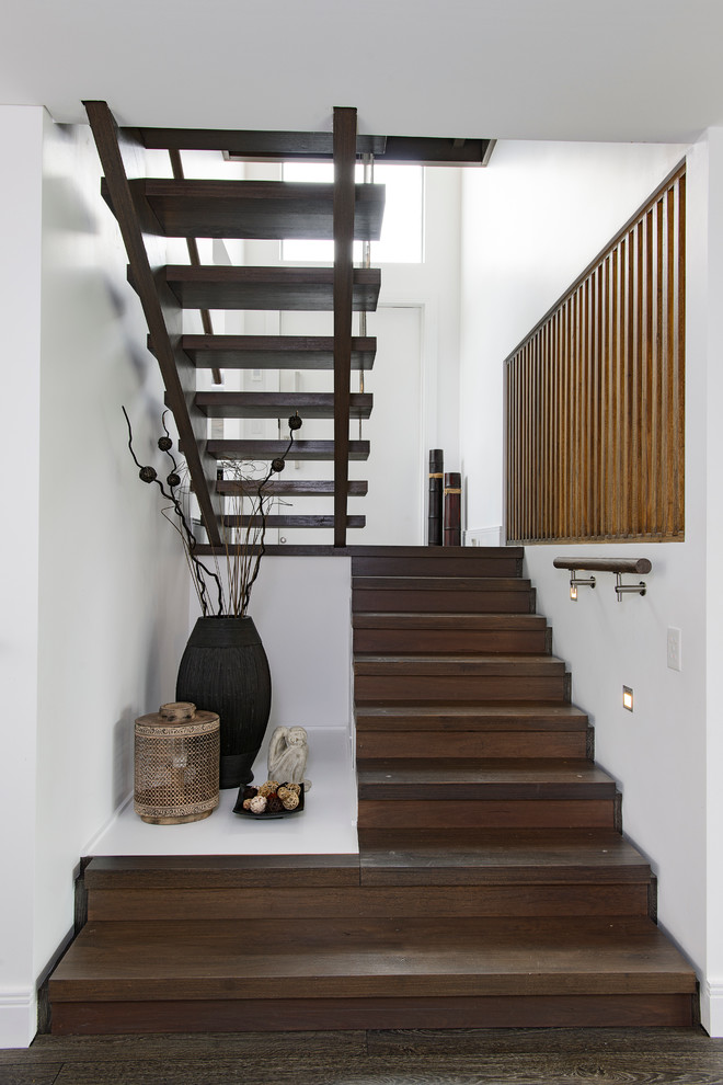 На фото: лестница в современном стиле