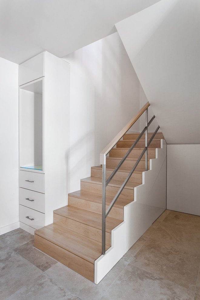 Свежая идея для дизайна: деревянная лестница среднего размера в стиле модернизм с деревянными ступенями - отличное фото интерьера