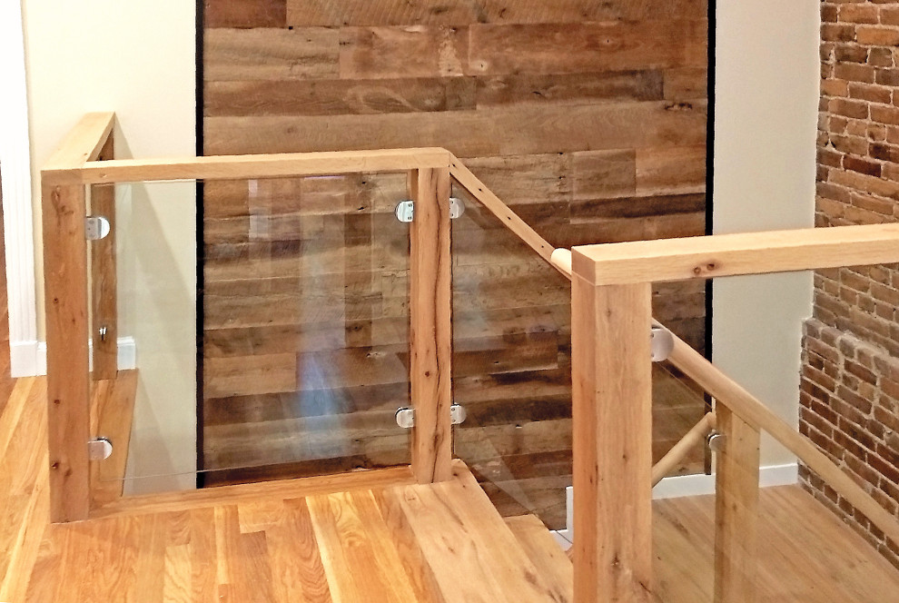 Foto di una scala a "U" moderna di medie dimensioni con pedata in legno, alzata in legno e parapetto in legno
