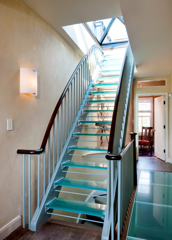 Imagen de escalera recta contemporánea sin contrahuella con escalones de vidrio