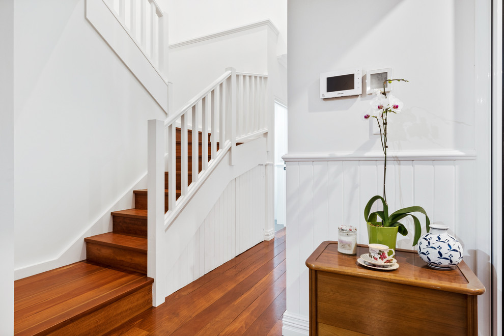 Стильный дизайн: п-образная деревянная лестница среднего размера в стиле неоклассика (современная классика) с деревянными ступенями и деревянными перилами - последний тренд