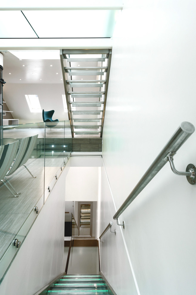 Gerade Moderne Glastreppe mit offenen Setzstufen in London
