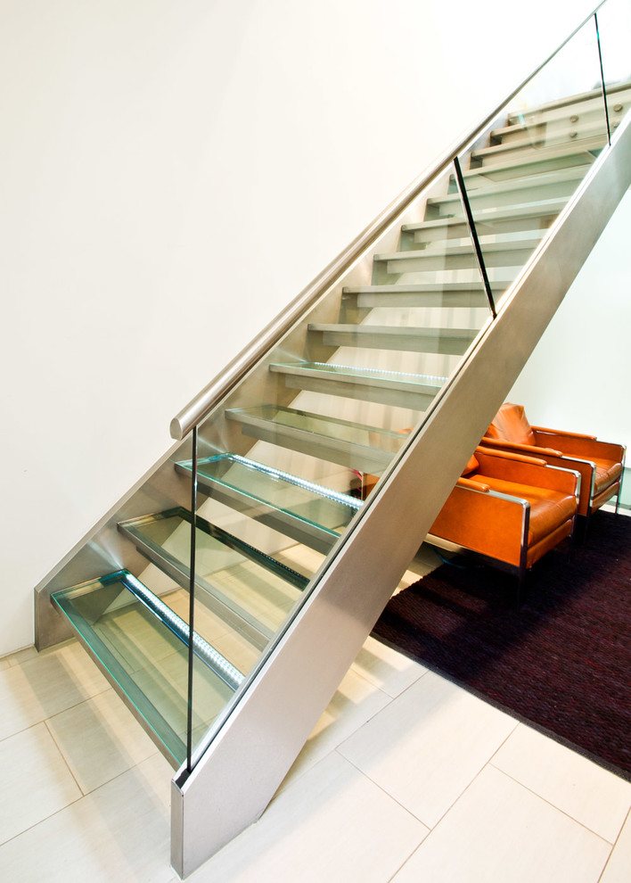Стильный дизайн: прямая лестница в современном стиле с стеклянными ступенями без подступенок - последний тренд