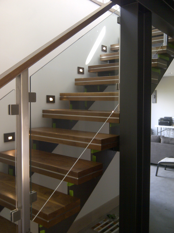 На фото: лестница на больцах, среднего размера в стиле модернизм с деревянными ступенями без подступенок