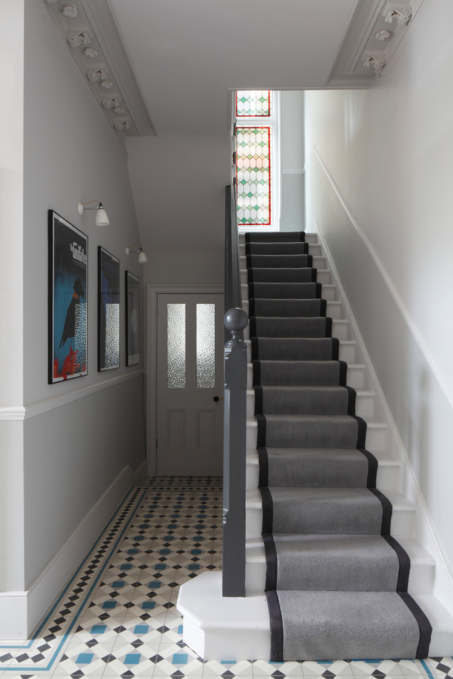 Gerades, Großes Modernes Treppengeländer Holz mit gebeizten Holz-Treppenstufen, gebeizten Holz-Setzstufen und vertäfelten Wänden in London