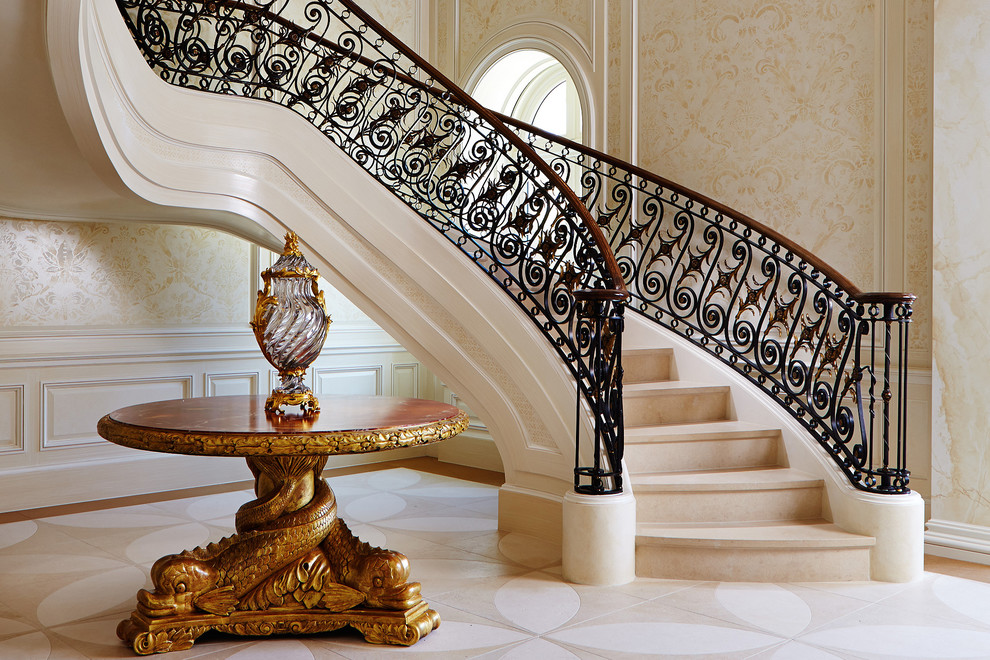 Aménagement d'un très grand escalier courbe méditerranéen en marbre avec des contremarches en marbre et un garde-corps en matériaux mixtes.