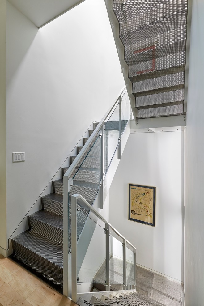 Inspiration pour un escalier minimaliste en U de taille moyenne avec des marches en métal et des contremarches en métal.