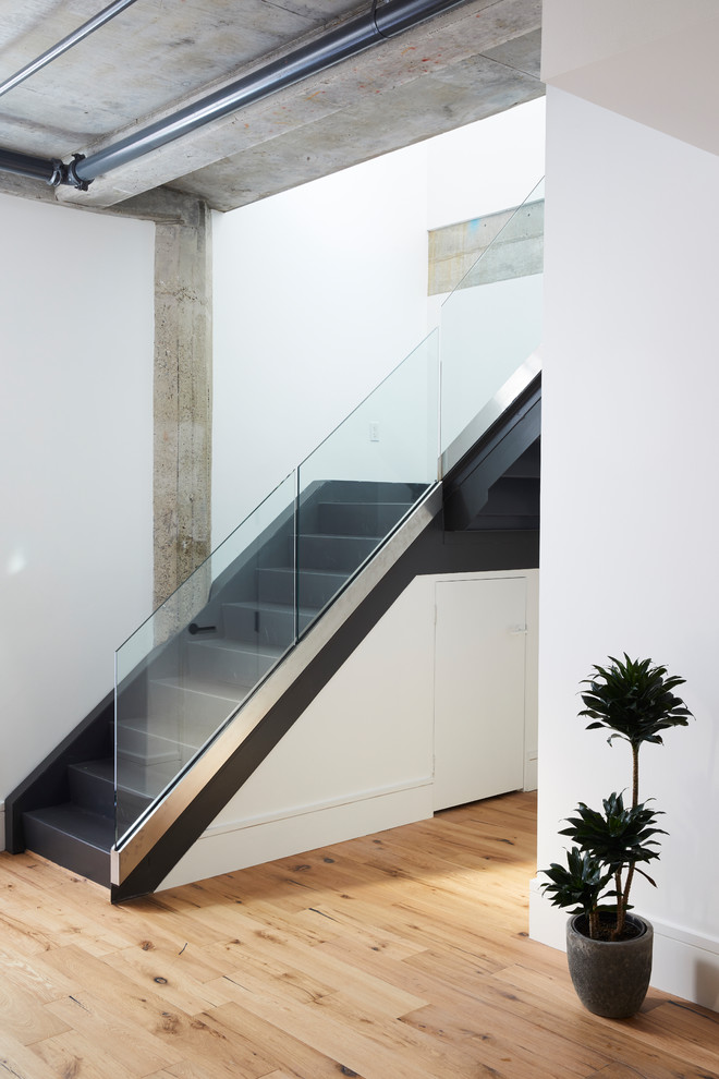 Идея дизайна: угловая лестница в стиле лофт с крашенными деревянными ступенями, крашенными деревянными подступенками и стеклянными перилами
