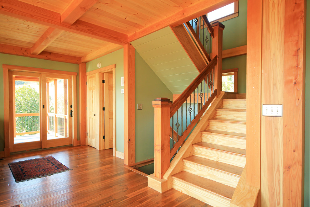 Foto de escalera en U de estilo de casa de campo de tamaño medio con escalones de madera y contrahuellas de madera