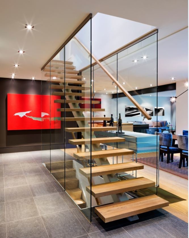 Cette photo montre un grand escalier sans contremarche droit tendance avec des marches en bois et éclairage.
