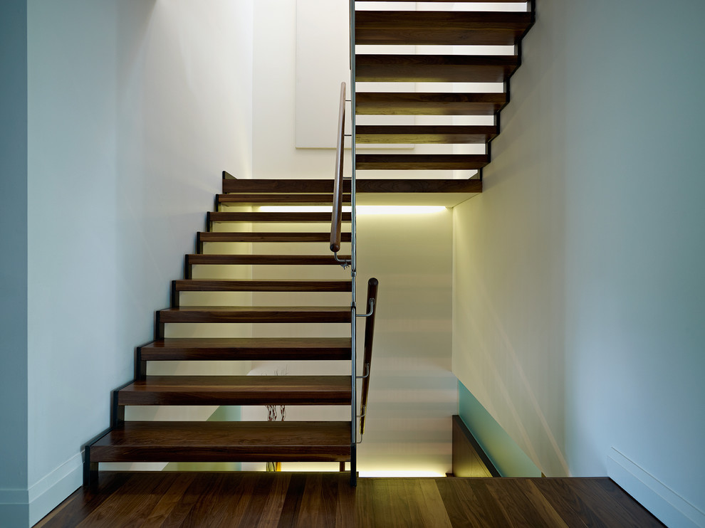 Cette image montre un escalier sans contremarche design en U de taille moyenne avec des marches en bois.