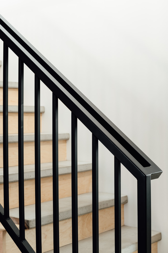 На фото: деревянная лестница на больцах, среднего размера в стиле фьюжн с бетонными ступенями и металлическими перилами с