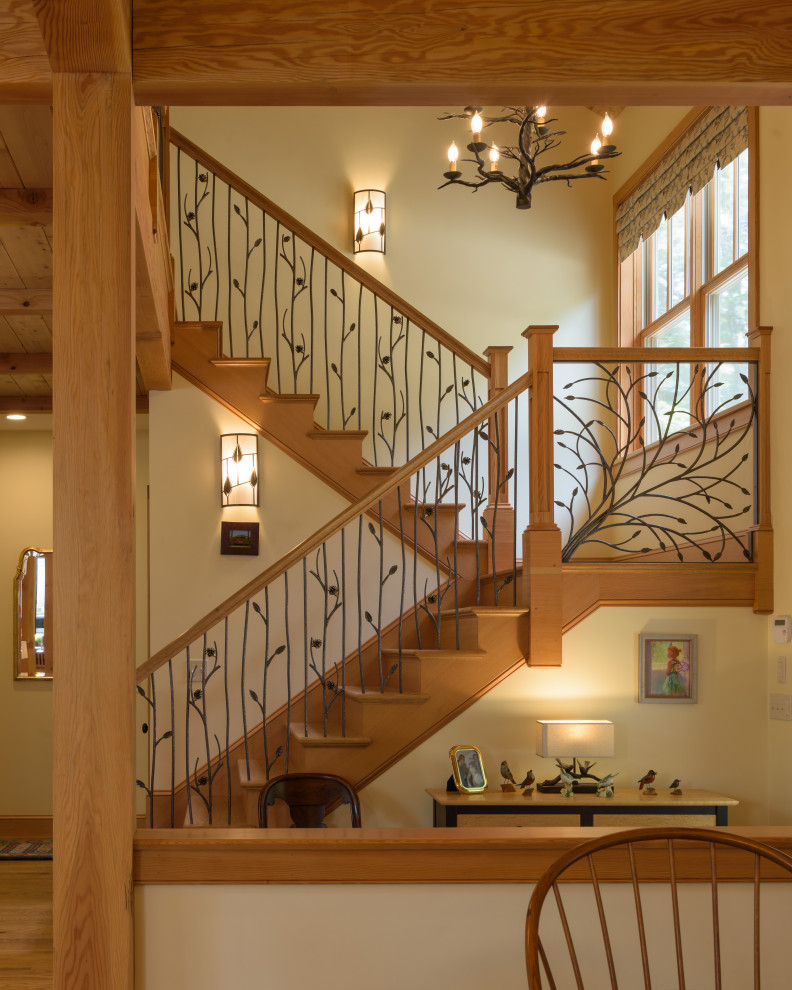 На фото: п-образная деревянная лестница в стиле рустика с деревянными ступенями и перилами из смешанных материалов