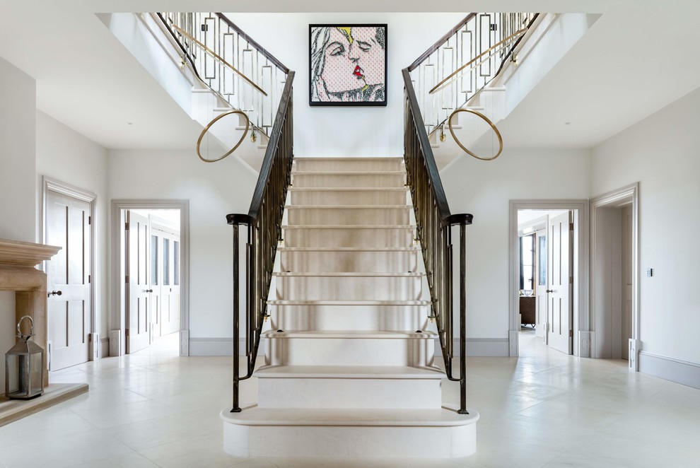 Свежая идея для дизайна: прямая лестница в стиле неоклассика (современная классика) с металлическими перилами - отличное фото интерьера