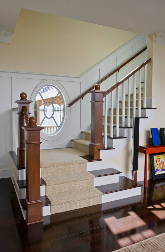 Diseño de escalera en L marinera con escalones de madera y contrahuellas de madera pintada