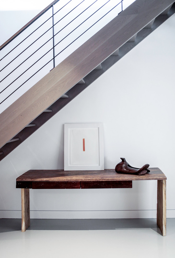 Идея дизайна: прямая деревянная лестница среднего размера в современном стиле с деревянными ступенями и деревянными перилами