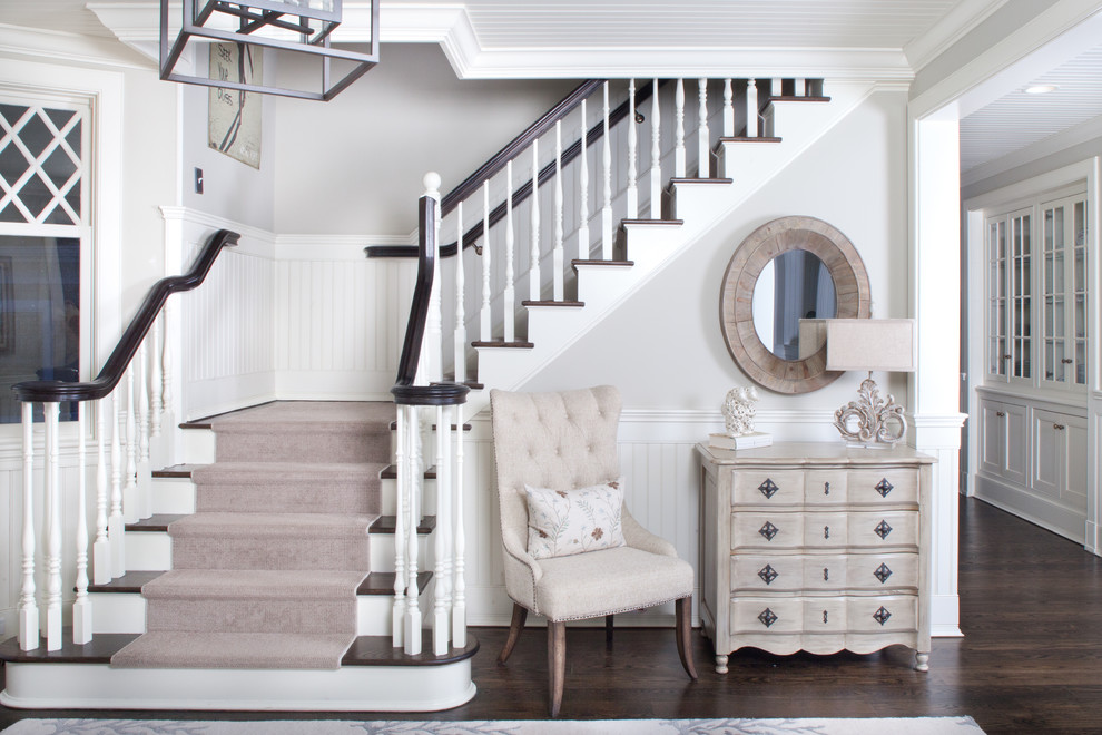 Стильный дизайн: угловая лестница в морском стиле с деревянными ступенями и крашенными деревянными подступенками - последний тренд