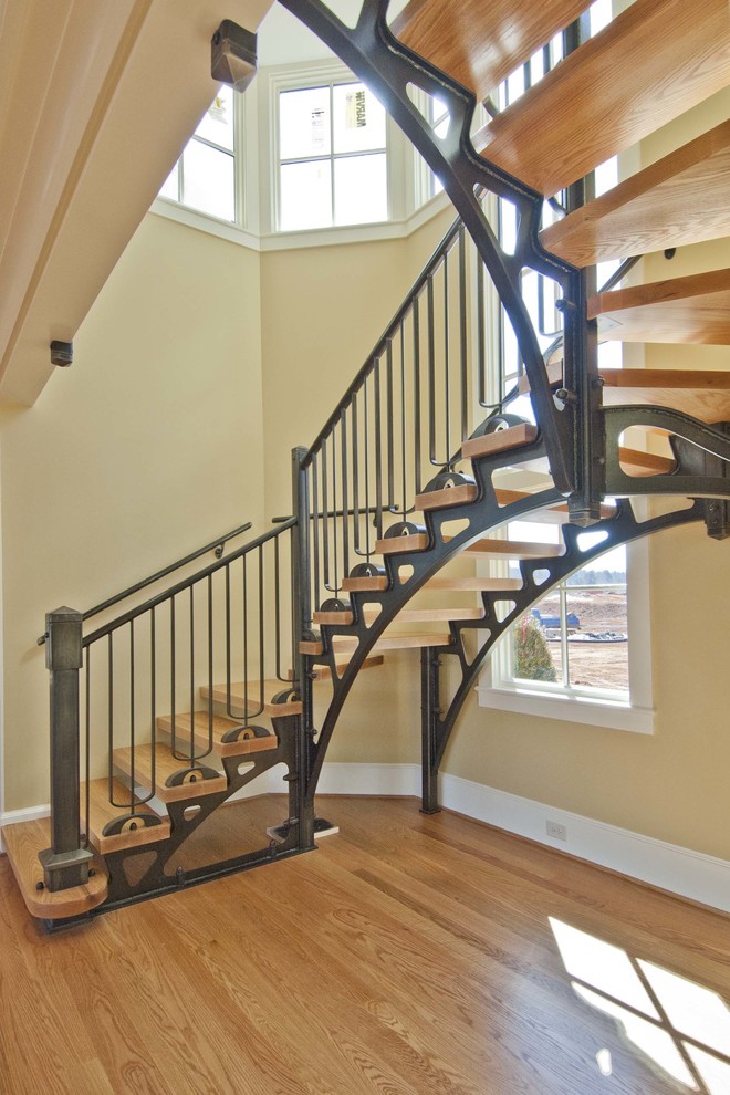 Aménagement d'un escalier sans contremarche courbe industriel avec des marches en bois.
