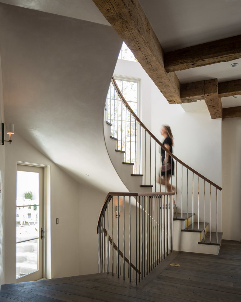 Свежая идея для дизайна: изогнутая лестница в стиле неоклассика (современная классика) - отличное фото интерьера