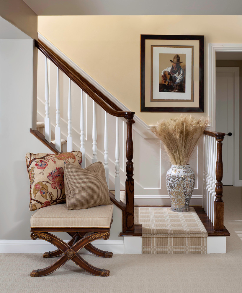 Пример оригинального дизайна: угловая лестница среднего размера в классическом стиле с деревянными ступенями, крашенными деревянными подступенками и деревянными перилами