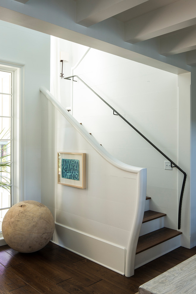 Пример оригинального дизайна: п-образная лестница в морском стиле с деревянными ступенями и крашенными деревянными подступенками