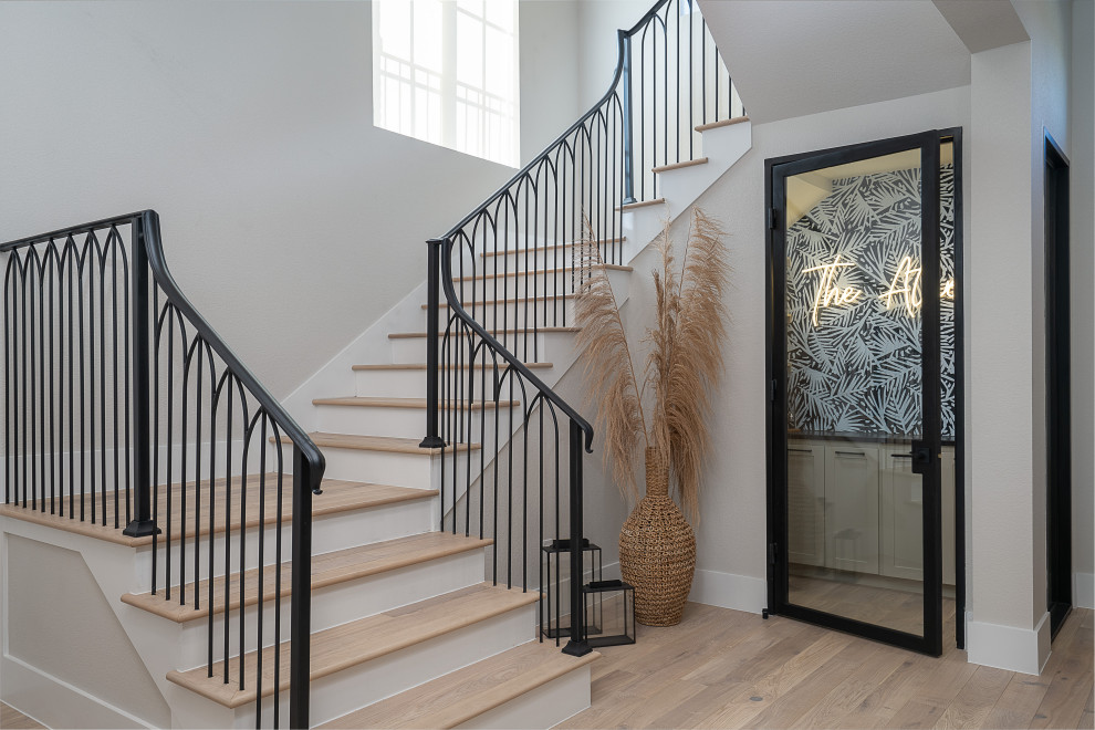 Свежая идея для дизайна: п-образная лестница в стиле неоклассика (современная классика) с деревянными ступенями, крашенными деревянными подступенками и металлическими перилами - отличное фото интерьера