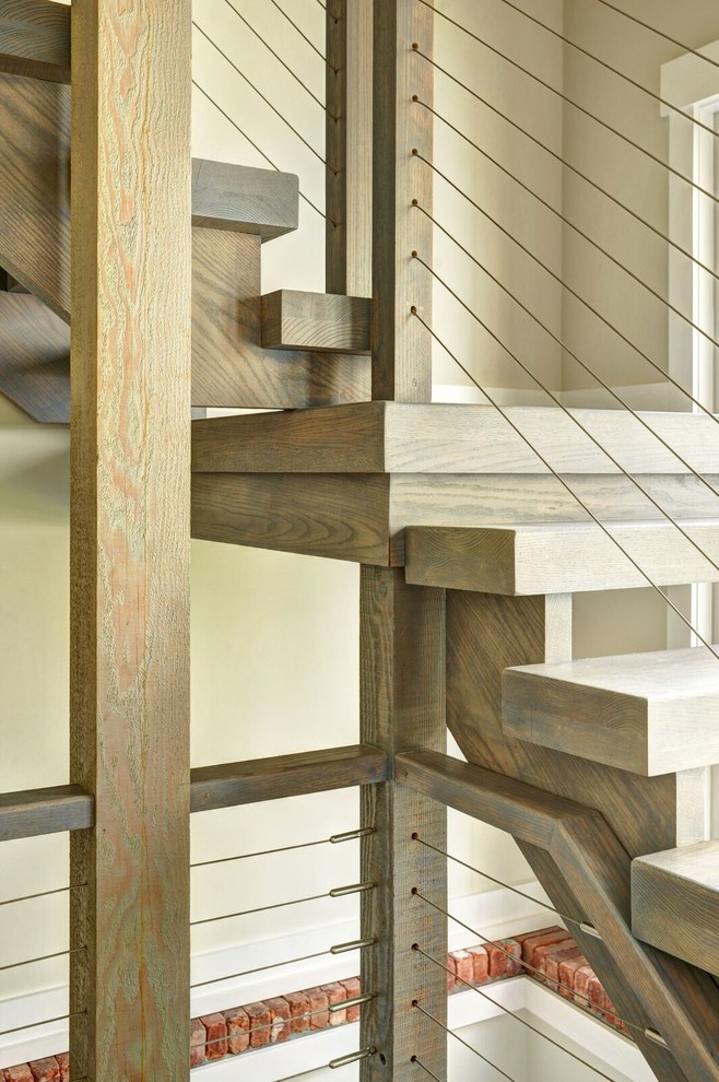 Immagine di una grande scala a "L" country con pedata in legno e alzata in legno
