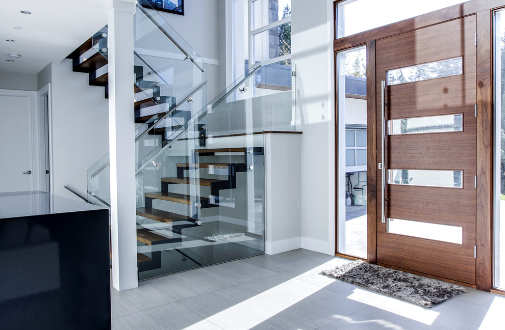 Aménagement d'un grand escalier sans contremarche flottant industriel avec des marches en bois.