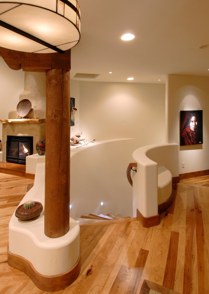 Источник вдохновения для домашнего уюта: изогнутая деревянная лестница среднего размера в стиле фьюжн с деревянными ступенями
